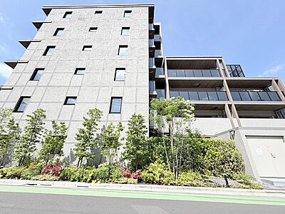 外観：閑静な住宅街に位置する、開放感あふれる分譲マンションです。陽当たりも良く、新しい暮らしを穏やかにスタートできる心地よい環境です。
