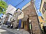 外観：温かみのある外壁と前面道路が、家族の穏やかな日常を彩ります。車の通りも少ないため、お子様との安全な暮らしを育む住環境が魅力です。