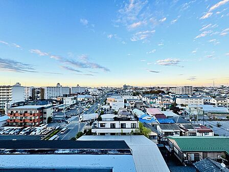 目の前に遮るものがなく、遠くまで見渡せる開放的な眺望が魅力。青空が心地よく広がり、毎日の暮らしに開放感と癒やしを与えてくれます。高階層ならではの、陽当り・通風とも良好で爽やかな住環境です。