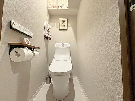 空間を無駄なく活用し、上部には便利な収納スペースを確保。トイレットペーパーなどのストック類もスッキリと片付きます。