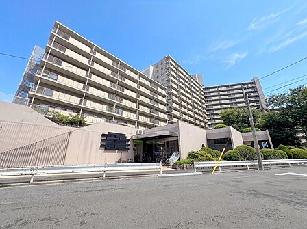 3駅3路線利用可能な好立地を誇る、総戸数286戸の大規模マンション。南西向きで日当たりも良く、快適な新生活をスマートに始められます(掲載写真はAIによる画像加工を施しています)。