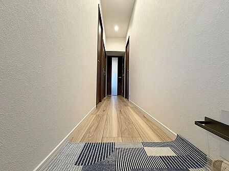 玄関から各居室へスムーズに移動できる、無駄のない動線設計。落ち着いたトーンの建具が、住空間全体に品格を与えてくれます。