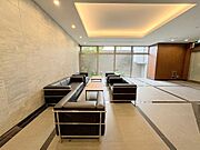 ～共用部～落ち着いた雰囲気のロビー。お待ち合わせなどにも嬉しいソファーセット設置。