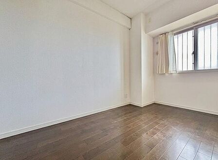 こちらのお部屋は、縦長で奥行きのある間取りとなっております。この形だと、より広く感じられますね。※VRによる加工を施しております。