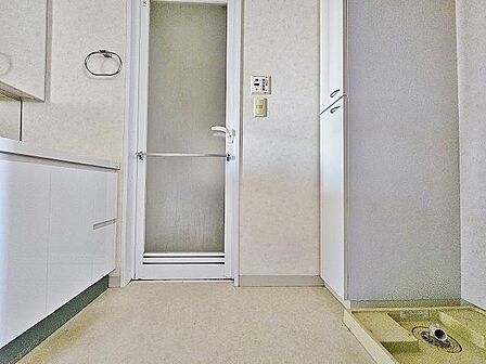 洗面所は白で統一され、清潔感がこの上なくあふれることでしょう。きれいな洗面台だと朝の身支度も気持ちよく出来そうですね。寝起きのあなたをやさしく迎えてくれることでしょう。
