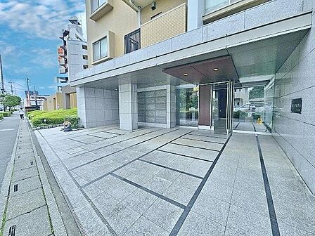 高級感溢れるエントランスはオートロックとなっており、防犯面も安心となっております。特に女性の方やお子様連れのお客様には安心ができる設備ですね。