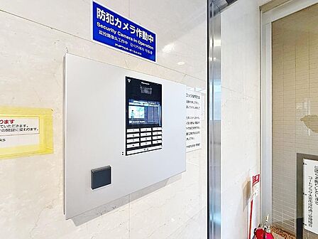Securityエントランスにはお住まいになられる方に安心を与えてくれるオートロックセキュリティーを採用しており、もちろんTVモニターフォンですので突然の来訪者が誰なのかもこっそり確認できます。
