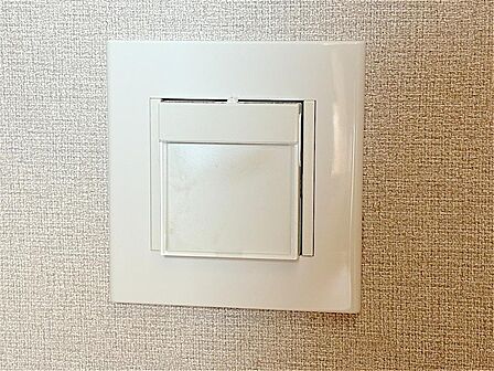 暗い時間帯でも足元を優しく照らし、夜間の移動を安全にサポートするフットライト目にも優しく安全面・防犯面でも役立つため、廊下や階段、玄関周りなどをより快適で安心感のある空間へと導きます