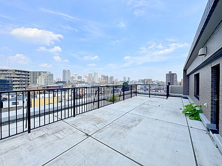 空が広がる圧倒的な開放感!街並みを見渡せる贅沢なルーフバルコニーです。周囲の視線を気にせずプライベートな屋外空間を満喫できる特別な場所になります。