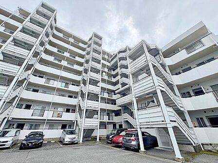 京浜東北線「蕨」駅徒歩7分。9階建て7階部分の3LDK&南北両面バルコニーで陽当・眺望良好。