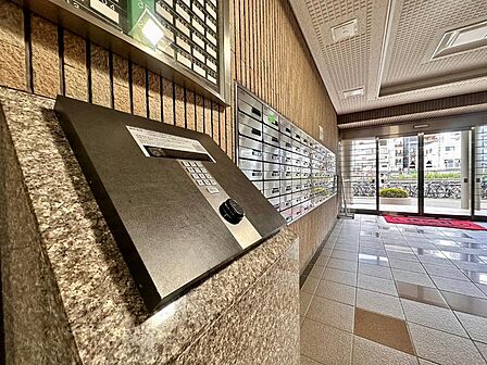 ここに住まわれる人にだけに許された専用のエントランス。めまぐるしく過ぎ行く日々の中でゆったりとした休息と癒しを提供してくれる居住者のプライベート空間があります。
