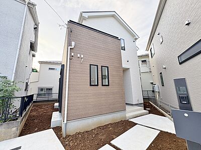 外観:「草加市の立地に佇む邸宅」周辺は新しい住宅が立ち並ぶ綺麗な街並み。新生活をスタートさせる場所として住み心地を感じてみてください。 外観:「草加市の立地に佇む邸宅」周辺は新しい住宅が立ち並ぶ綺麗な街並み。新生活をスタートさせる場所として住み心地を感じてみてください。