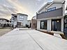 駐車場：洗練されたデザインが目を引く、明るい陽光が降り注ぐ住まい。広々としたカースペースは、家族の車を停めるのに便利で、お子様の送り迎えもスムーズです。