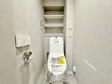 TOTO製の洗浄便座一体型トイレに新規交換済み。節水効果も高く、お手入れしやすいフォルムでいつでも清潔さを保てます。