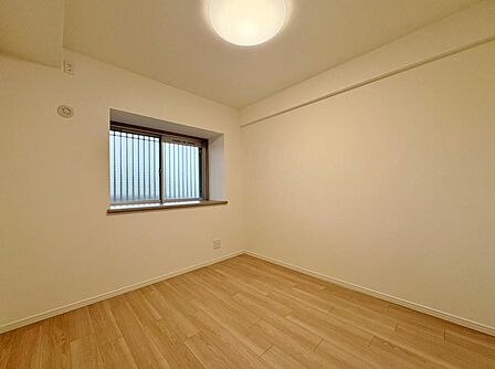 「洋室 5.0帖」テレワークや趣味のお部屋としてなど、様々な用途でご利用可能なマルチスペースになります。腰掛窓も設計されておりますので、明るさのあるお部屋です。