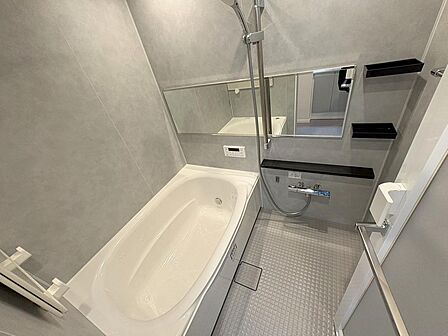 シックなグレー基調でまとめられた落ち着きのある浴室空間。天候や時間を気にせず洗濯物を乾かせる浴室暖房乾燥機を標準装備しています。一日の疲れを癒やすリラックスタイムを心地よく演出します