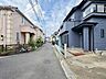 外観：落ち着いた街並みに佇む住まい。前面道路は交通量が少なく、お子様との散歩も安心、家族の穏やかな日常を育みます。
