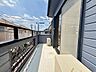 バルコニー：青空が広がる開放的なバルコニーは、日当たりの良さが魅力。洗濯物もカラッと乾き、お子様と外の空気を感じながら過ごす、家族の憩いの場になります。
