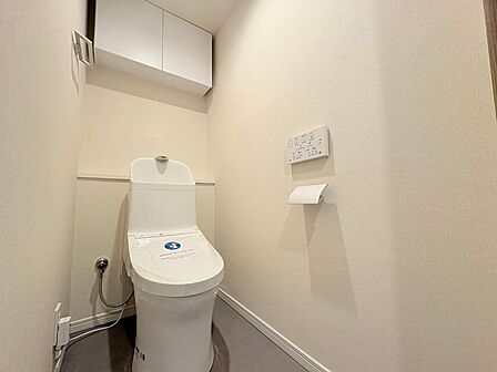 トイレ関係の設備も一新されています。もちろん温水洗浄機能付き便座です。気になる水周り関係が新しくなっていると、気持ちよく新生活が始められますね。