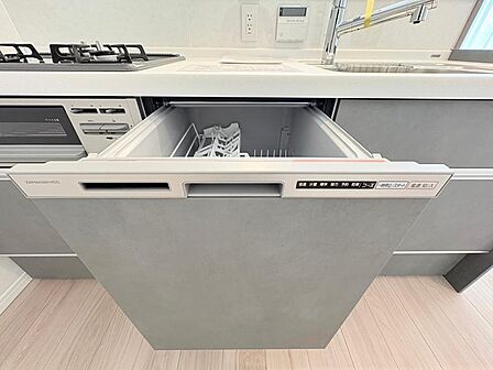 「ビルトインタイプ食器洗乾燥機」通常の手洗いでは使用出来ないほど高温のお湯や高圧水流を使うことにより汚れを効果的に落とすことができる。殺菌効果が非常に高く哺乳瓶などを使う家庭で需要が高く大変便利。