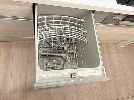 忙しい日常の家事負担を大幅に軽減してくれる、便利なビルトインタイプの食器洗い乾燥機。手荒れの予防にも繋がり、食後のリラックス時間をゆったりと増やせる優秀な設備です。