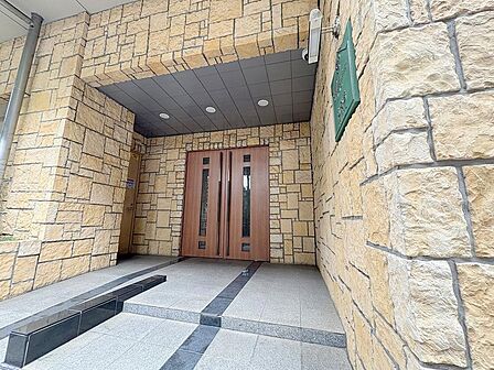 地上15階建ての堂々たるタワーフォルムに相応しい、洗練されたエントランスデザイン。住まい全体の品格の高さを、外から入る瞬間にしっかりと物語ります。