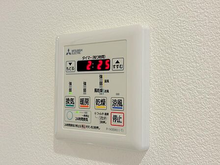 雨の日や夜間の室内干しに役立つ浴室暖房乾燥機カビの発生を抑える換気・乾燥機能に加え、冬場のヒートショック対策になる暖房機能も備え、一年を通して快適で衛生的なバスタイムをサポートします