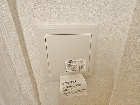 従来の自然換気とは異なり、強制的に室内の空気の入れ替えを自動的に行う事を可能とした「換気設備」のこと