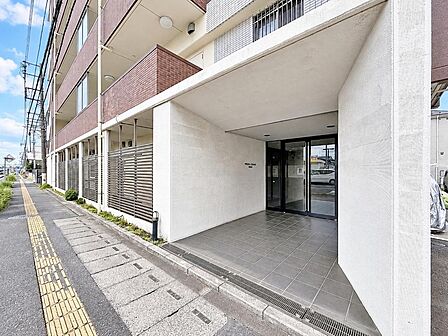 周辺の穏やかな街並みに調和する、落ち着いた雰囲気の外観。長く愛される、タイムレスなデザインが魅力です。確かな品質を感じさせる建物です。