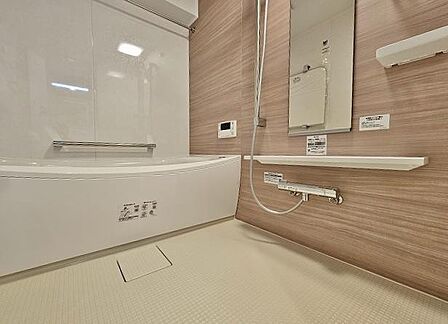 お家の中のオアシスは、ゆったりとくつろげる安らぎの空間。清潔感あふれるこの場所は、日々の仕事の疲れを癒してくれることでしょう。ついつい、長風呂をしてしまいたくなります。