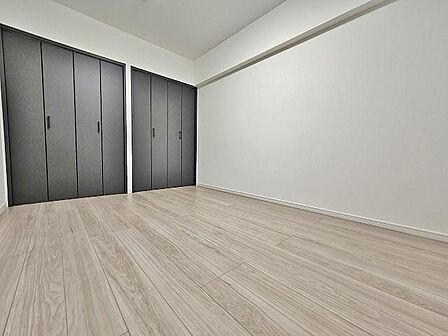 こちらのお部屋は帰宅したらすぐに入れる玄関横に配置。縦長で奥行きのある間取りとなっております。この形だと、より広く感じられますね。家具の配置を考えるのも、楽しそうですね。