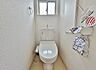 トイレ：白を基調とした清潔感あふれるトイレ空間。