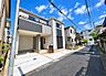 外観：～カースペースもゆったり。開放感のある前面道路～ 車の出し入れがしやすい、ゆとりある幅員の前面道路。見通しも良く、毎日の通勤やお出かけ、お車の駐車もスムーズに行えます。