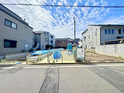 外観:~駐車もラクラク~空が大きく広がる良好な住環境。前面道路はゆったりとしており、お車の出し入れやすれ違いもスムーズに行えます。(2026年10月初旬撮影) 外観:~駐車もラクラク~空が大きく広がる良好な住環境。前面道路はゆったりとしており、お車の出し入れやすれ違いもスムーズに行えます。(2026年10月初旬撮影)