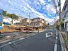 外観：前面道路含む現地