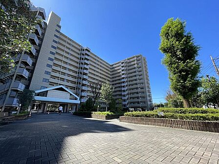 青空に映える重厚感ある佇まいと、緑豊かな植栽に囲まれた心地よいアプローチが魅力的な大規模マンション。開放感あふれる敷地内で、安心と快適な暮らしを叶えます。