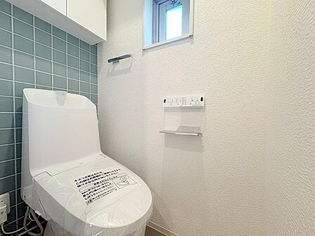 トイレ関係の設備も一新されています。もちろん温水洗浄機能付き便座です。気になる水周り関係が新しくなっていると、気持ちよく新生活が始められますね。