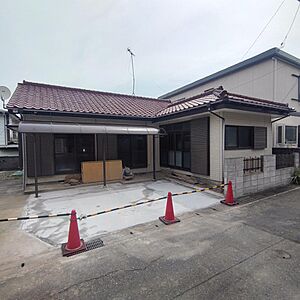 外観:平屋の邸宅。カースペース3台可能。車種による。 外観:平屋の邸宅。カースペース3台可能。車種による。