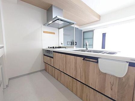 引き出しタイプの収納で調理器具や食材をすっきり整理できる使い勝手の良いキッチン。掃除がしやすいガラストップコンロを採用しており、見た目も機能性も優れています。