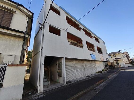 前面道路と外観