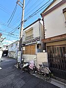 北西側私道からの外観