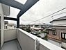 バルコニー：広々としたバルコニーから周囲の住宅街を見渡せます。開放感のある造りでしっかりとした手すりが設置されています。屋根付きなので雨の日も安心です。戸建ての静かな環境が広がります。