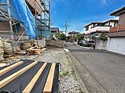 前面道路は舗装されており車両の出入りもスムーズに行えます。周囲は住宅街で落ち着いた雰囲気です。敷地の前面にゆとりがあり工事や搬入作業にも便利です。電線や電柱も整然と配置されています。