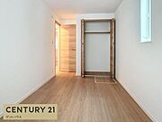 同じ売主様の完成物件の収納のお写真となります。