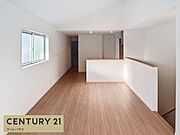 同じ売主様の完成物件のリビングのお写真です。本物件もご家族のコミュニケーションを重視したカウンターキッチン、リビングイン階段を採用致します。