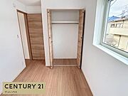 同じ売主様の完成物件の収納のお写真となります。本物件は全室に収納がございます。