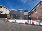 シックな色使いが印象的な外観です。広々とした敷地で駐車スペースも十分ございます。直線的なデザインがモダンな雰囲気を演出しています。周囲の住宅とも調和した落ち着いた外観です。