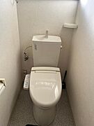 シンプルで使いやすいデザインのトイレです。収納スペースも確保され清潔感があります。壁の棚も便利に活用できます。快適な使い心地をサポートする設備が揃っています。