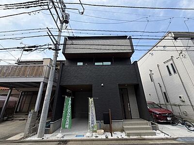 外観:スタイリッシュな外観が印象的な建物です。黒を基調としたモダンなデザインが際立ちます。周辺の住宅とも調和した落ち着いた佇まいです。広々としたアプローチも特徴です。入り口までの動線がスムーズです。 外観:スタイリッシュな外観が印象的な建物です。黒を基調としたモダンなデザインが際立ちます。周辺の住宅とも調和した落ち着いた佇まいです。広々としたアプローチも特徴です。入り口までの動線がスムーズです。