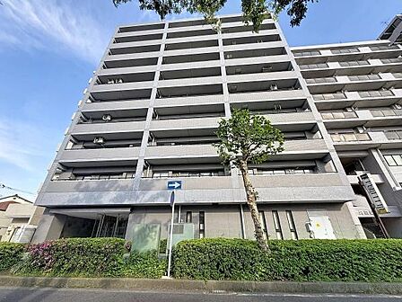 シンプルで落ち着いた外観が特長の建物です。バルコニーの配置が整然としています。緑の植栽が建物前に並び爽やかな雰囲気があります。道路に面した立地でアクセスも便利です。全体的に重厚感のある印象です。